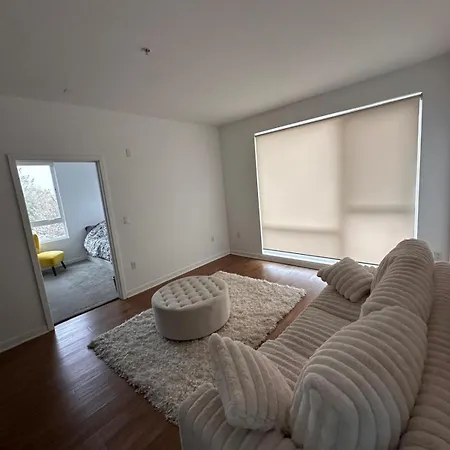 Modern Unit Near Glendale Galleria And Walk To Shopping & Dining!